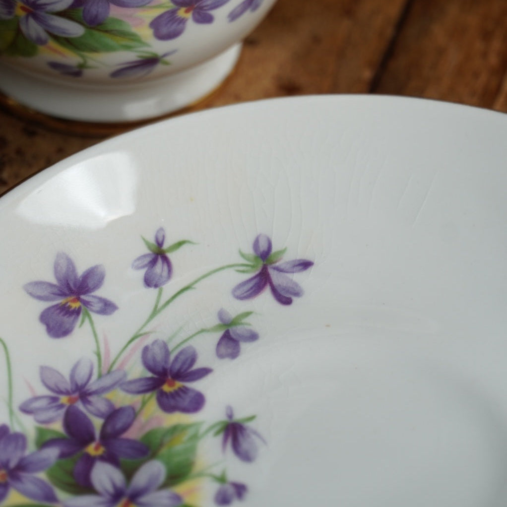 Tasse "April" en porcelaine anglaise fleurie et dorée du mois d'Avril Crown Trent