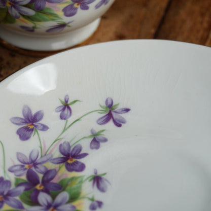 Tasse "April" en porcelaine anglaise fleurie et dorée du mois d'Avril Crown Trent
