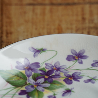 Tasse "April" en porcelaine anglaise fleurie et dorée du mois d'Avril Crown Trent