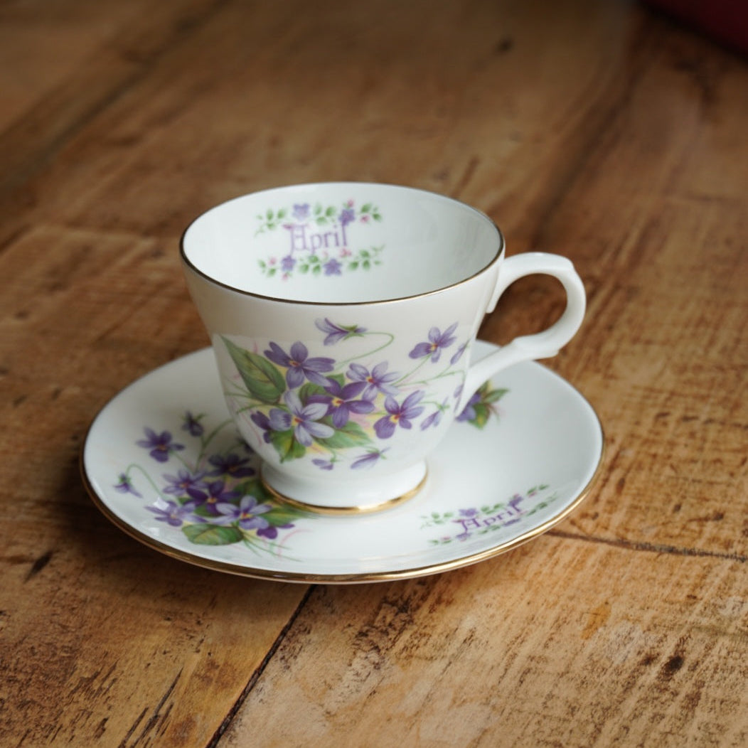 Tasse "April" en porcelaine anglaise fleurie et dorée du mois d'Avril Crown Trent