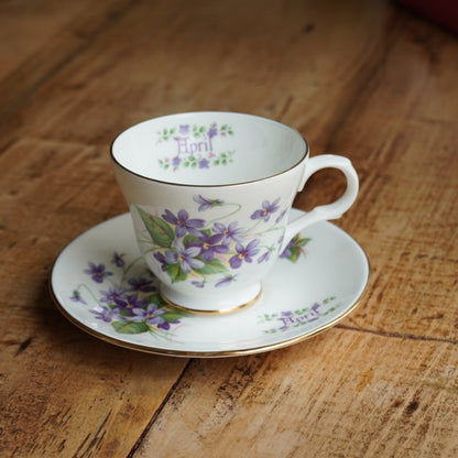 Tasse "April" en porcelaine anglaise fleurie et dorée du mois d'Avril Crown Trent