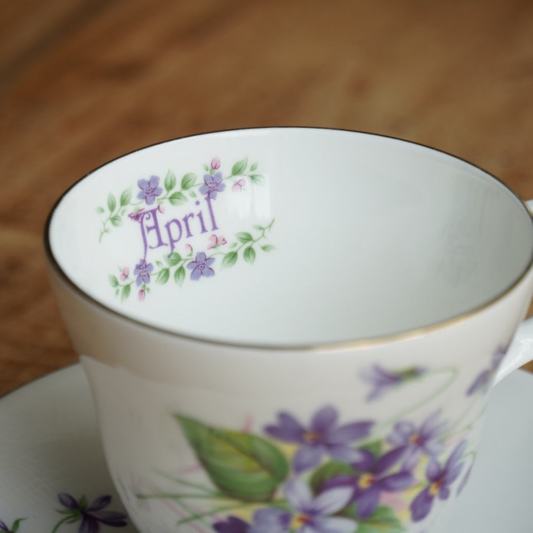 Tasse "April" en porcelaine anglaise fleurie et dorée du mois d'Avril Crown Trent