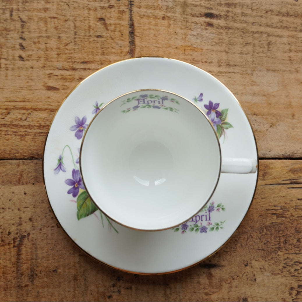 Tasse "April" en porcelaine anglaise fleurie et dorée du mois d'Avril Crown Trent
