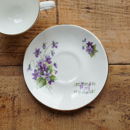 Tasse "April" en porcelaine anglaise fleurie et dorée du mois d'Avril Crown Trent