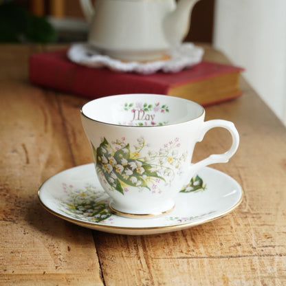 Tasse "May" en porcelaine anglaise fleurie et dorée du mois de Mai Crown Trent