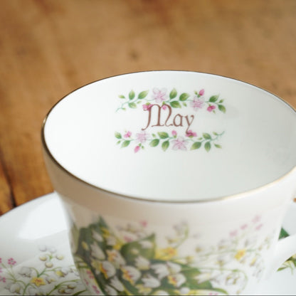 Tasse "May" en porcelaine anglaise fleurie et dorée du mois de Mai Crown Trent