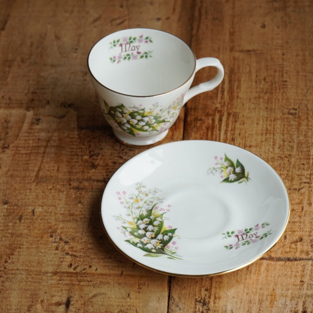 Tasse "May" en porcelaine anglaise fleurie et dorée du mois de Mai Crown Trent