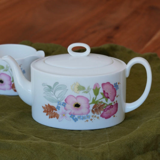 Théière "Sally" et son pot à lait fleuries en porcelaine anglaise Wedgwood modèle Meadow Sweet