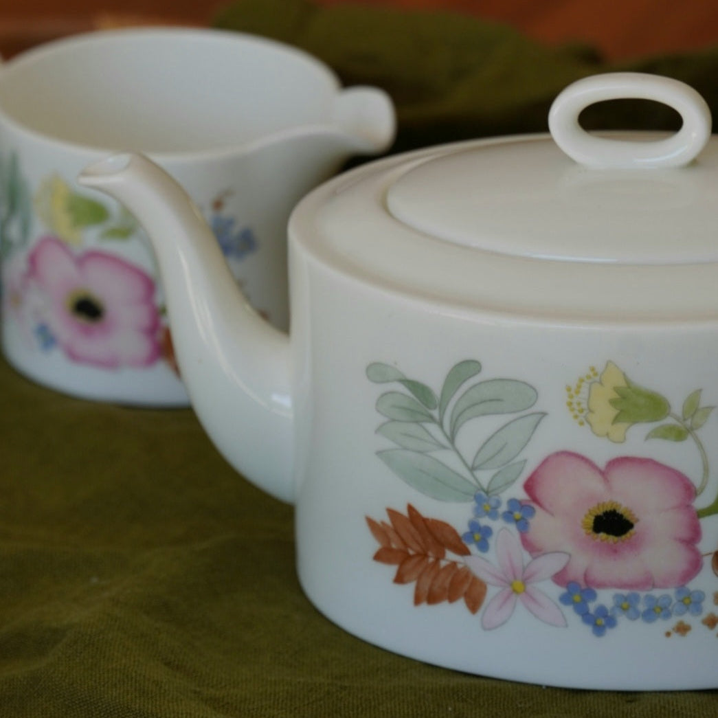 Théière "Sally" et son pot à lait fleuries en porcelaine anglaise Wedgwood modèle Meadow Sweet