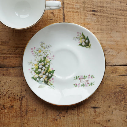 Tasse "May" en porcelaine anglaise fleurie et dorée du mois de Mai Crown Trent