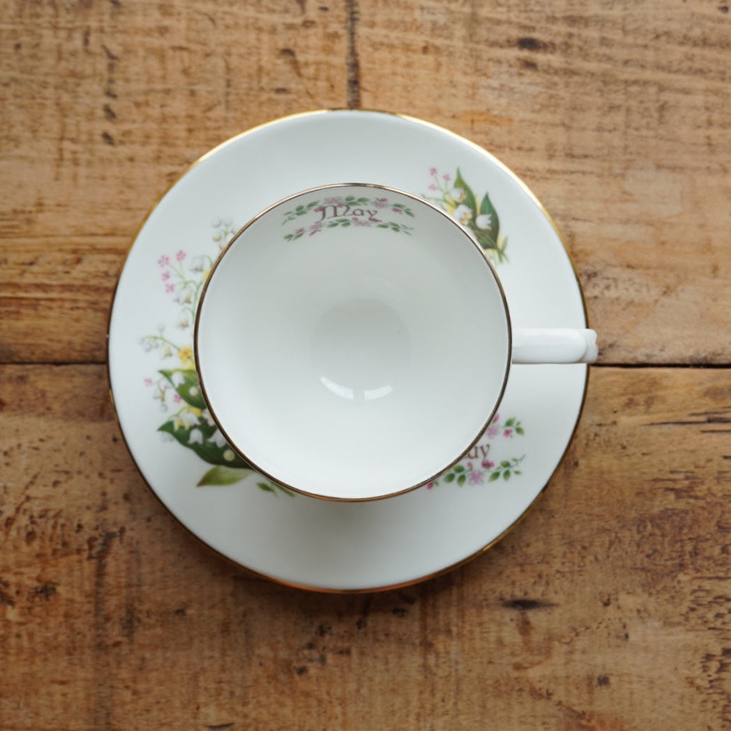 Tasse "May" en porcelaine anglaise fleurie et dorée du mois de Mai Crown Trent