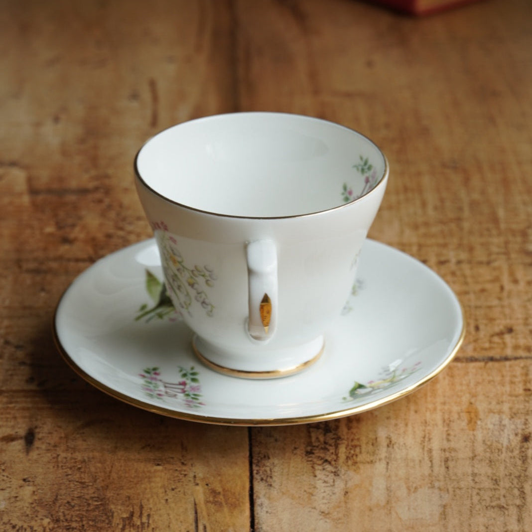 Tasse "May" en porcelaine anglaise fleurie et dorée du mois de Mai Crown Trent