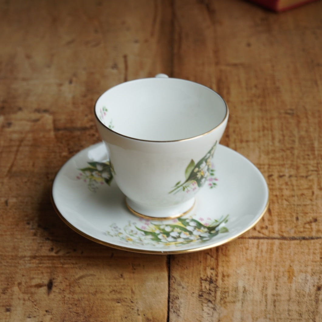 Tasse "May" en porcelaine anglaise fleurie et dorée du mois de Mai Crown Trent