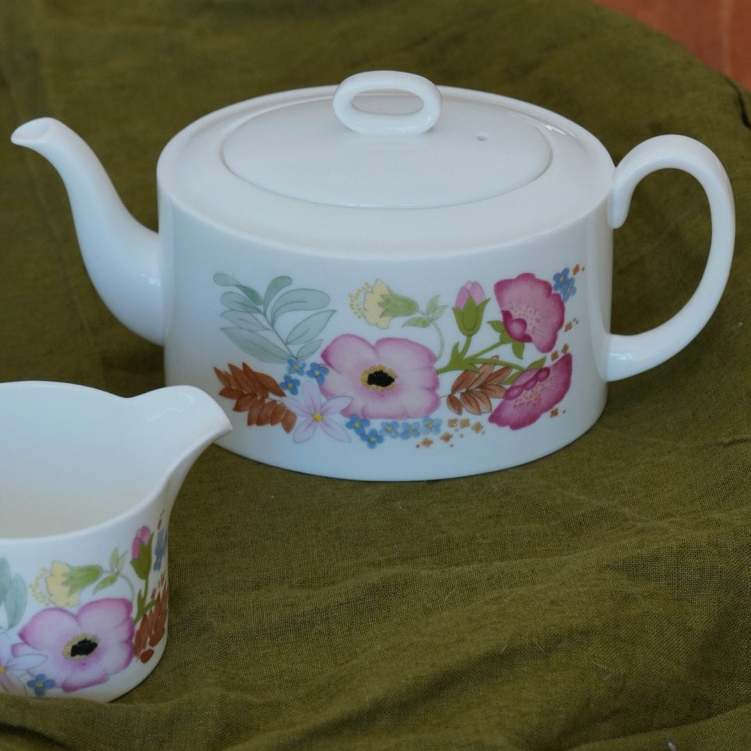 Théière "Sally" et son pot à lait fleuries en porcelaine anglaise Wedgwood modèle Meadow Sweet