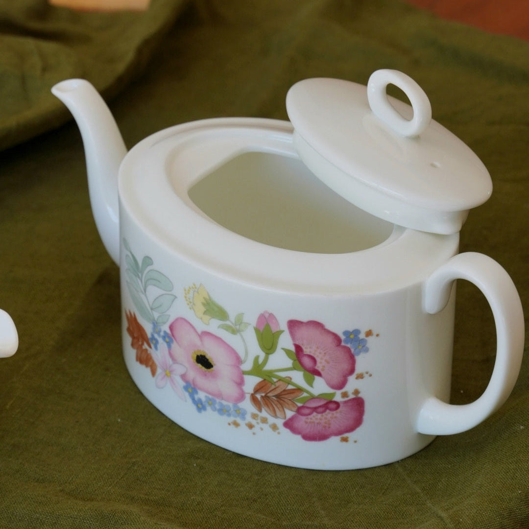 Théière "Sally" et son pot à lait fleuries en porcelaine anglaise Wedgwood modèle Meadow Sweet