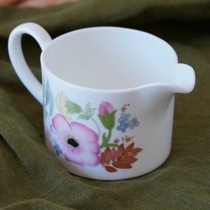Théière "Sally" et son pot à lait fleuries en porcelaine anglaise Wedgwood modèle Meadow Sweet