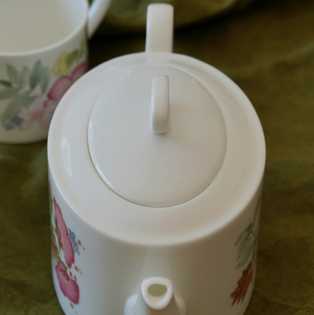 Théière "Sally" et son pot à lait fleuries en porcelaine anglaise Wedgwood modèle Meadow Sweet