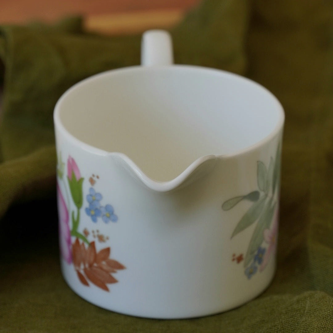 Théière "Sally" et son pot à lait fleuries en porcelaine anglaise Wedgwood modèle Meadow Sweet