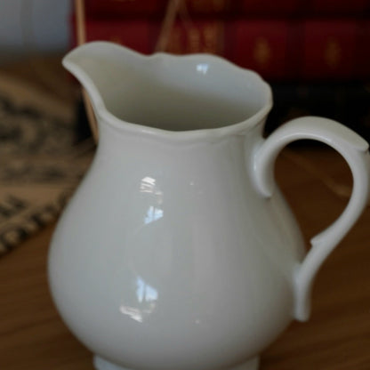 Pot à lait "Dolmaire" en porcelaine blanche ancienne