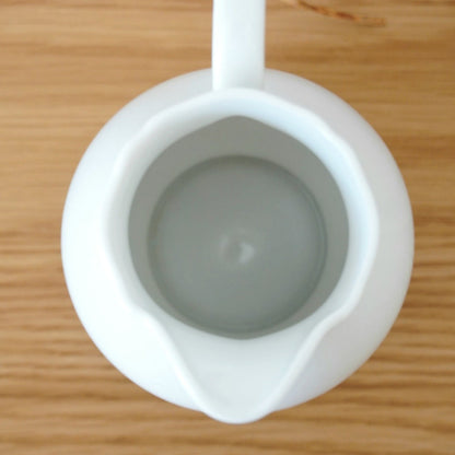 Pot à lait "Dolmaire" en porcelaine blanche ancienne