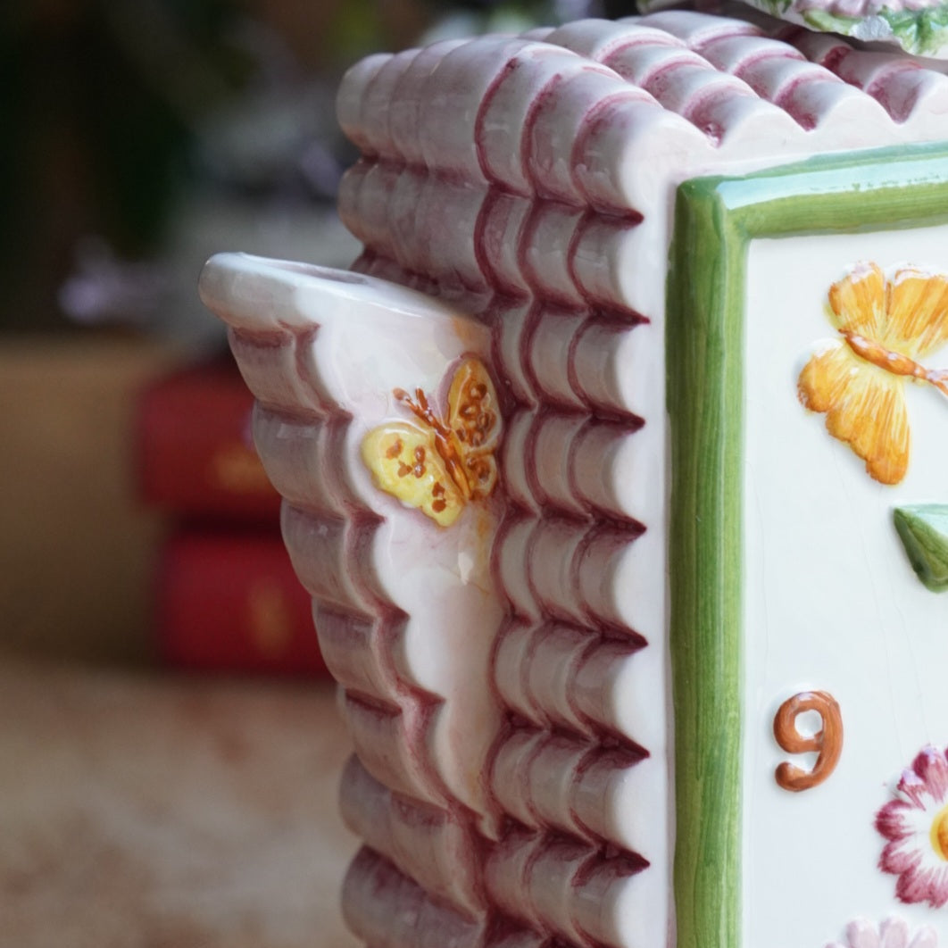 Théière "Lanette" en barbotine fleurie rectangulaire avec motifs d'horloge et d'un visage