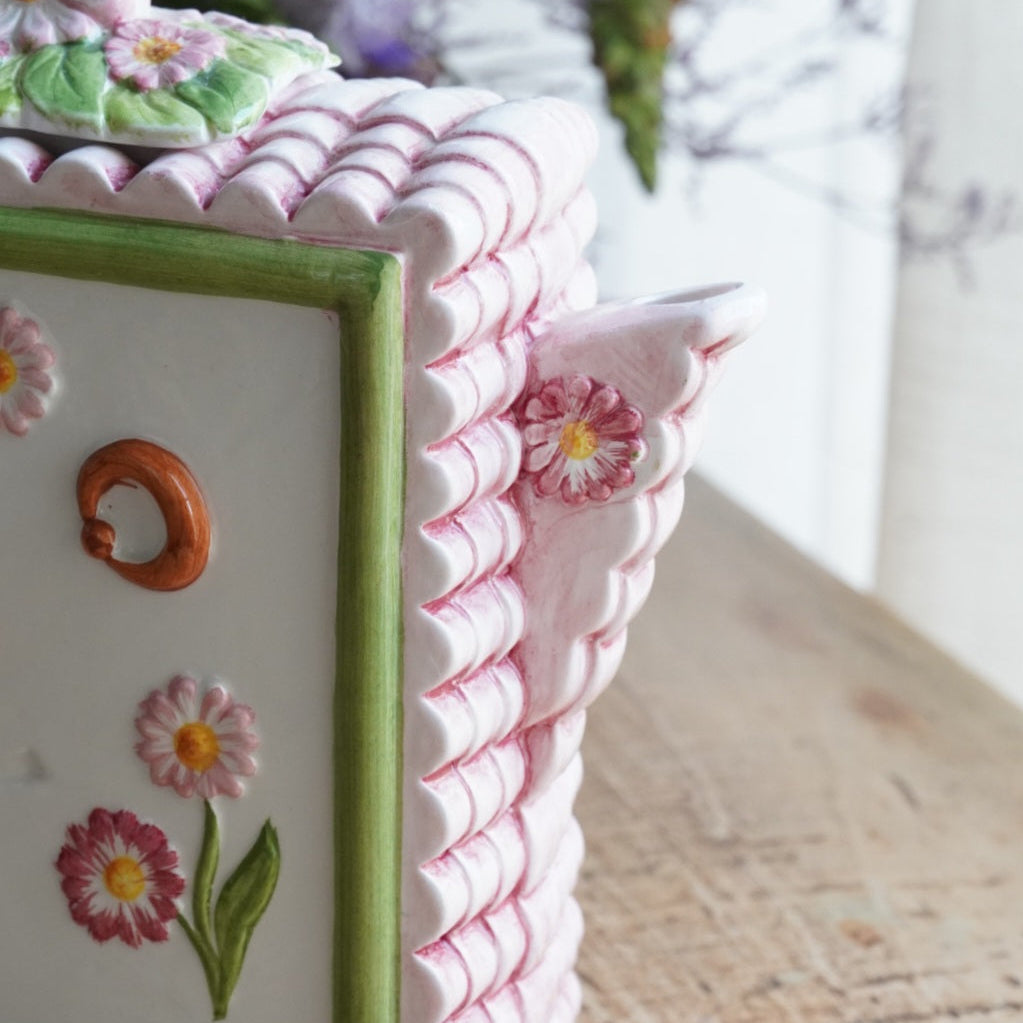 Théière "Lanette" en barbotine fleurie rectangulaire avec motifs d'horloge et d'un visage