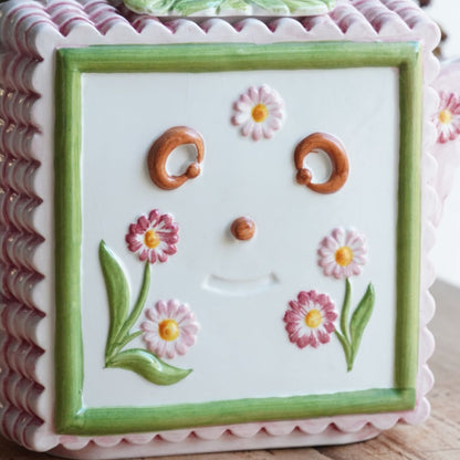 Théière "Lanette" en barbotine fleurie rectangulaire avec motifs d'horloge et d'un visage