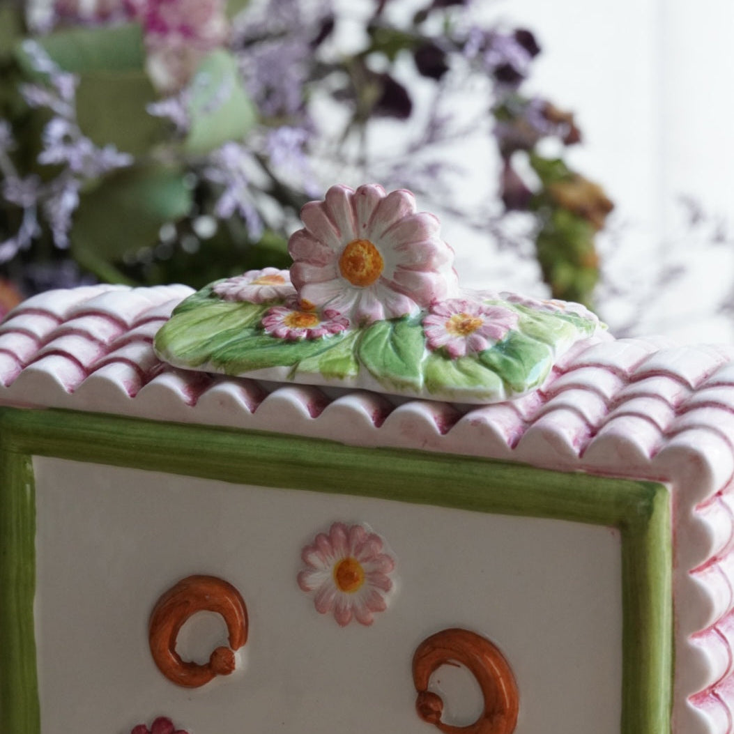 Théière "Lanette" en barbotine fleurie rectangulaire avec motifs d'horloge et d'un visage