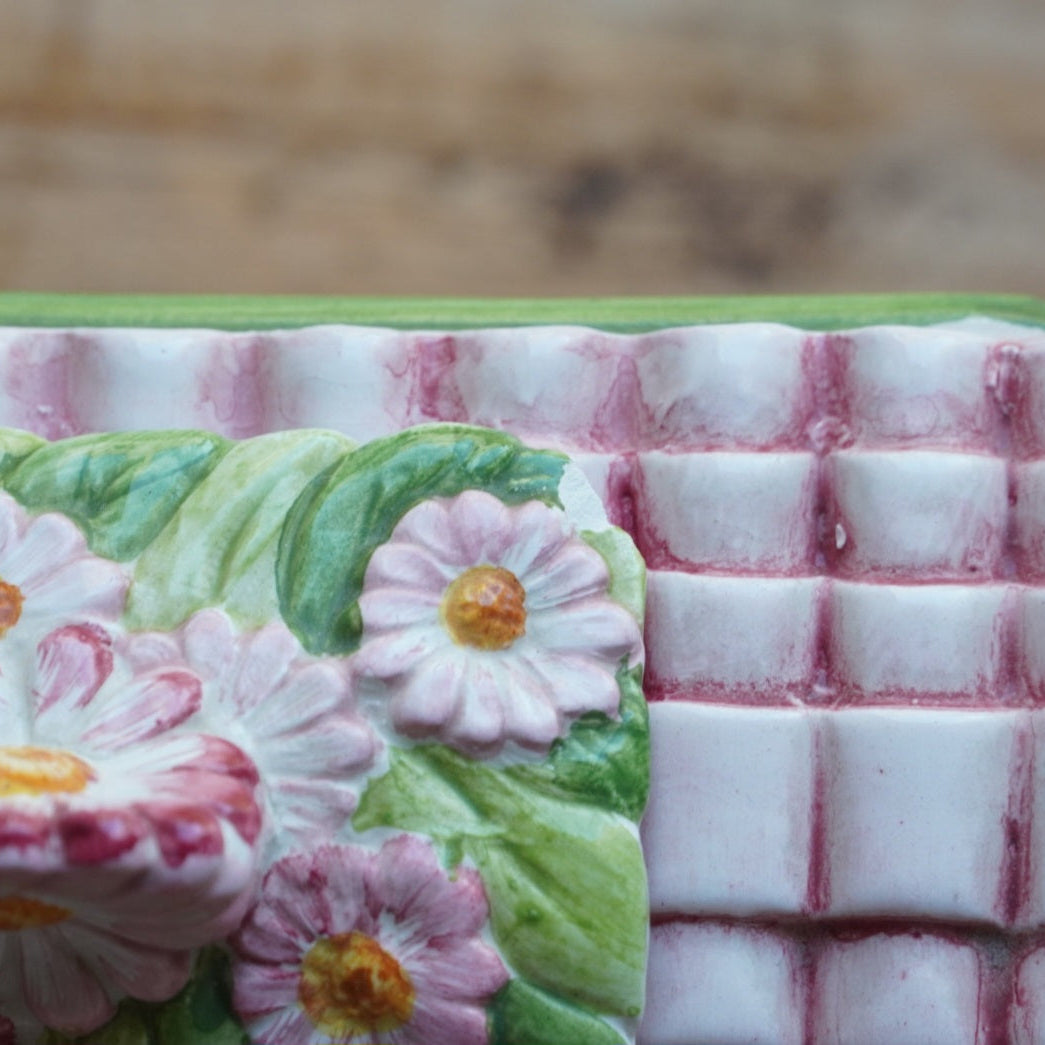 Théière "Lanette" en barbotine fleurie rectangulaire avec motifs d'horloge et d'un visage