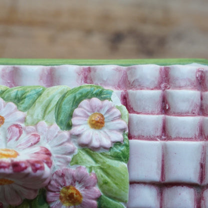 Théière "Lanette" en barbotine fleurie rectangulaire avec motifs d'horloge et d'un visage