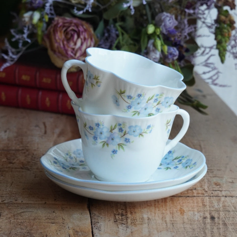 Tête-à-tête de tasses "Harmony" en porcelaine anglaise fleurie bleutée aux bordures festonnées Crown Staffordshire modèle Roch Garden