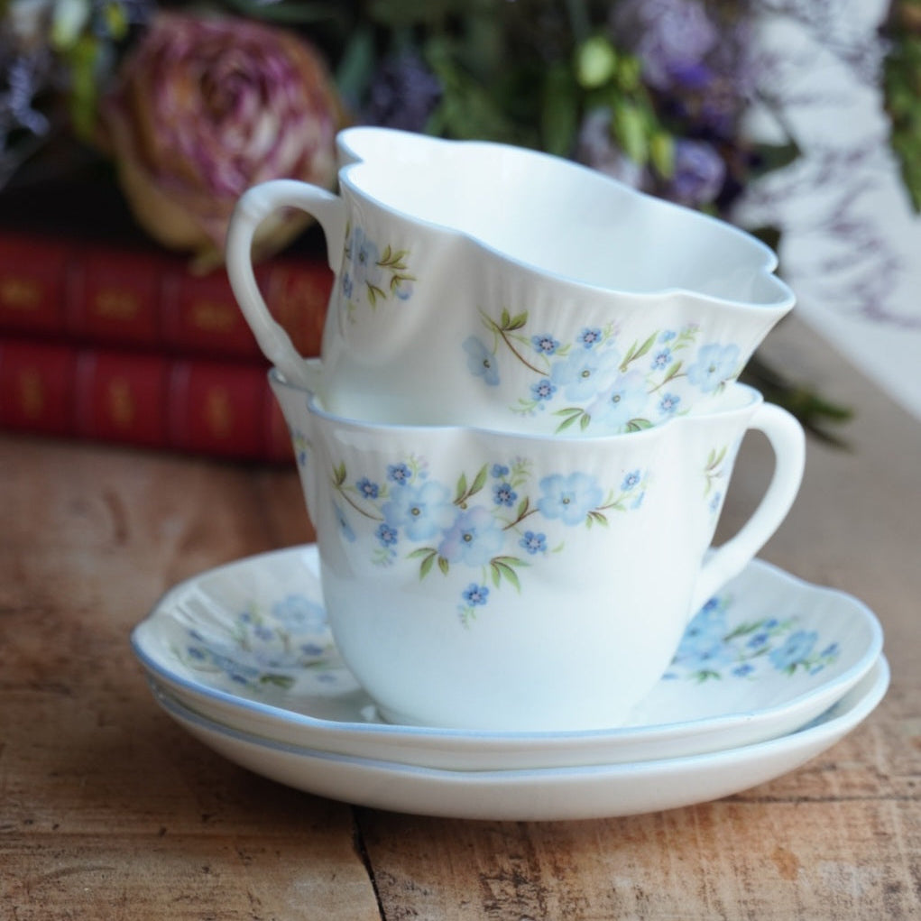 Tête-à-tête de tasses "Harmony" en porcelaine anglaise fleurie bleutée aux bordures festonnées Crown Staffordshire modèle Roch Garden