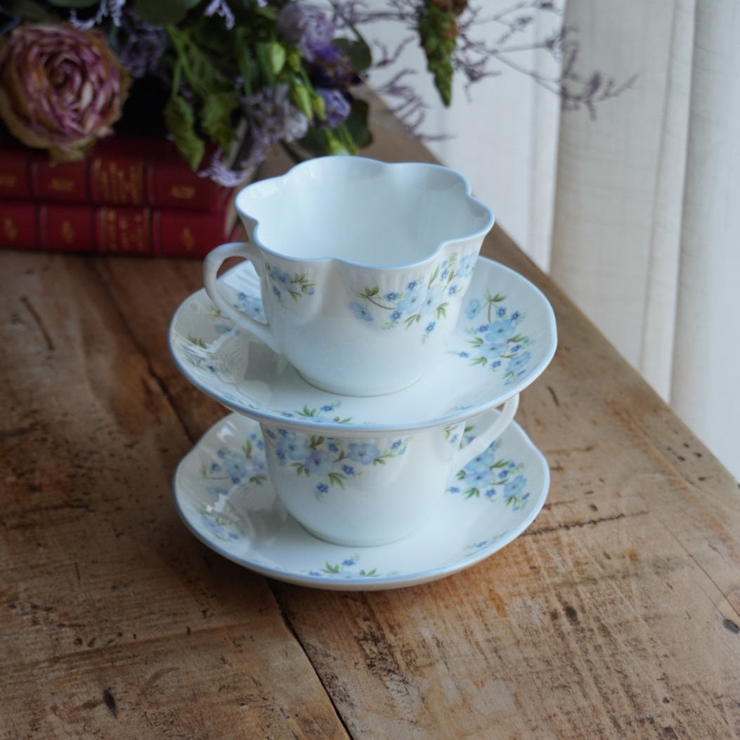 Tête-à-tête de tasses "Harmony" en porcelaine anglaise fleurie bleutée aux bordures festonnées Crown Staffordshire modèle Roch Garden