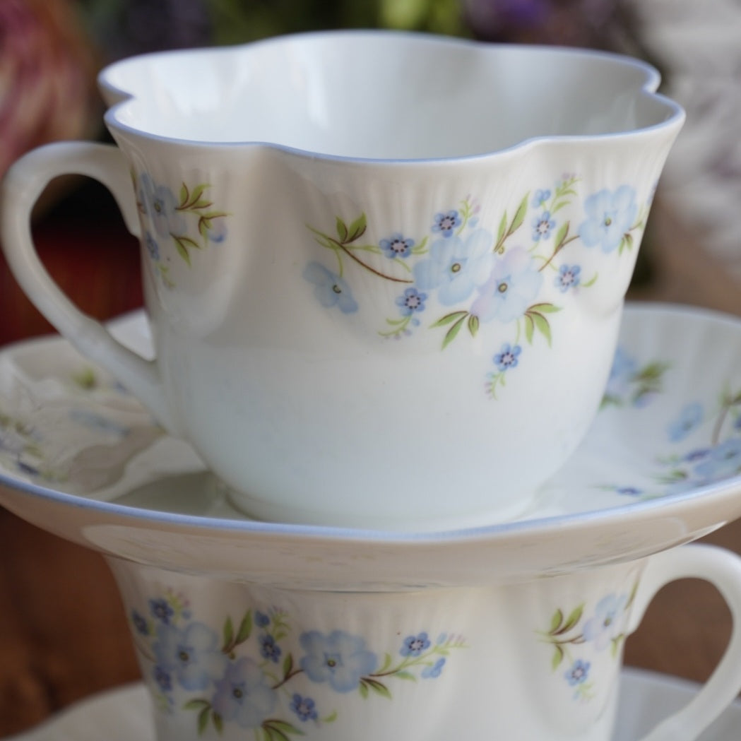 Tête-à-tête de tasses "Harmony" en porcelaine anglaise fleurie bleutée aux bordures festonnées Crown Staffordshire modèle Roch Garden