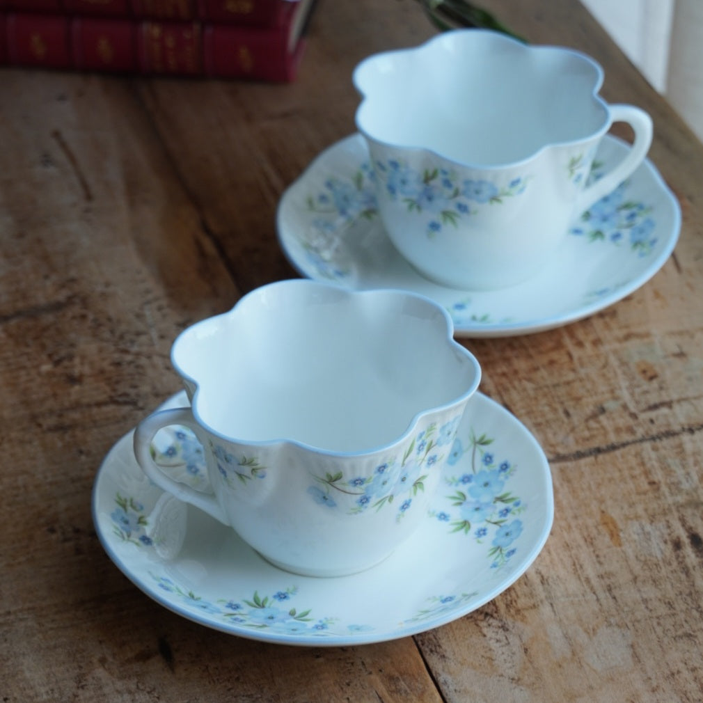 Tête-à-tête de tasses "Harmony" en porcelaine anglaise fleurie bleutée aux bordures festonnées Crown Staffordshire modèle Roch Garden