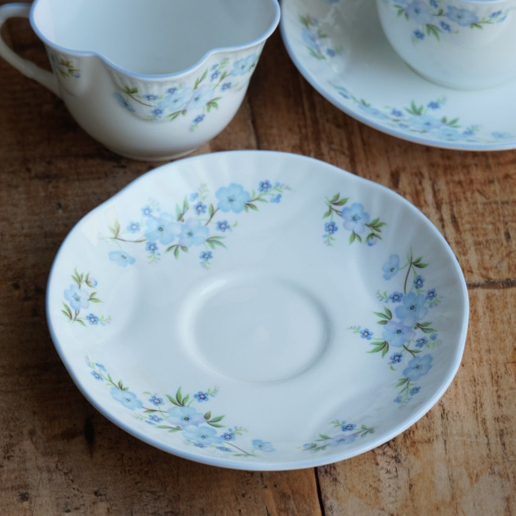 Tête-à-tête de tasses "Harmony" en porcelaine anglaise fleurie bleutée aux bordures festonnées Crown Staffordshire modèle Roch Garden