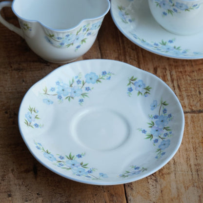 Tête-à-tête de tasses "Harmony" en porcelaine anglaise fleurie bleutée aux bordures festonnées Crown Staffordshire modèle Roch Garden