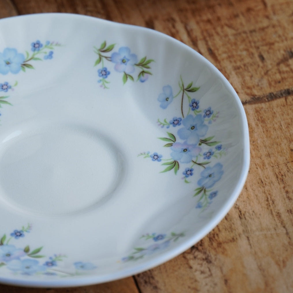 Tête-à-tête de tasses "Harmony" en porcelaine anglaise fleurie bleutée aux bordures festonnées Crown Staffordshire modèle Roch Garden