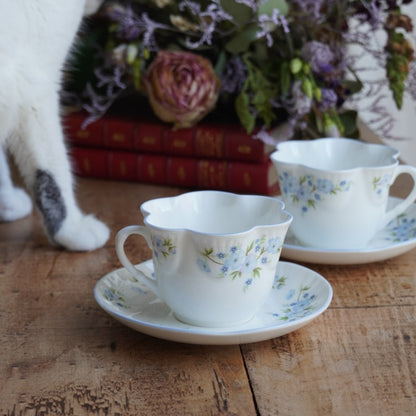 Tête-à-tête de tasses "Harmony" en porcelaine anglaise fleurie bleutée aux bordures festonnées Crown Staffordshire modèle Roch Garden