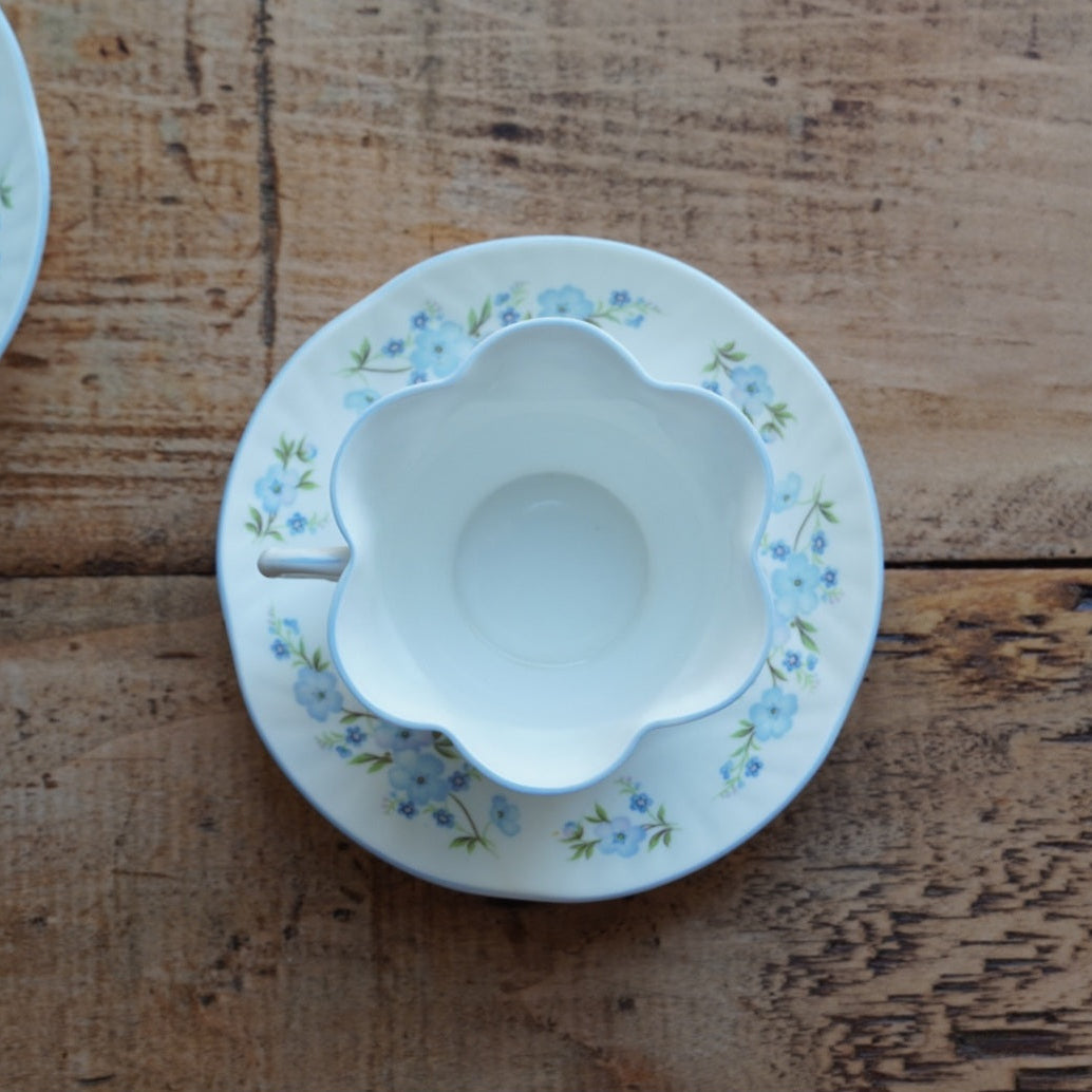 Tête-à-tête de tasses "Harmony" en porcelaine anglaise fleurie bleutée aux bordures festonnées Crown Staffordshire modèle Roch Garden