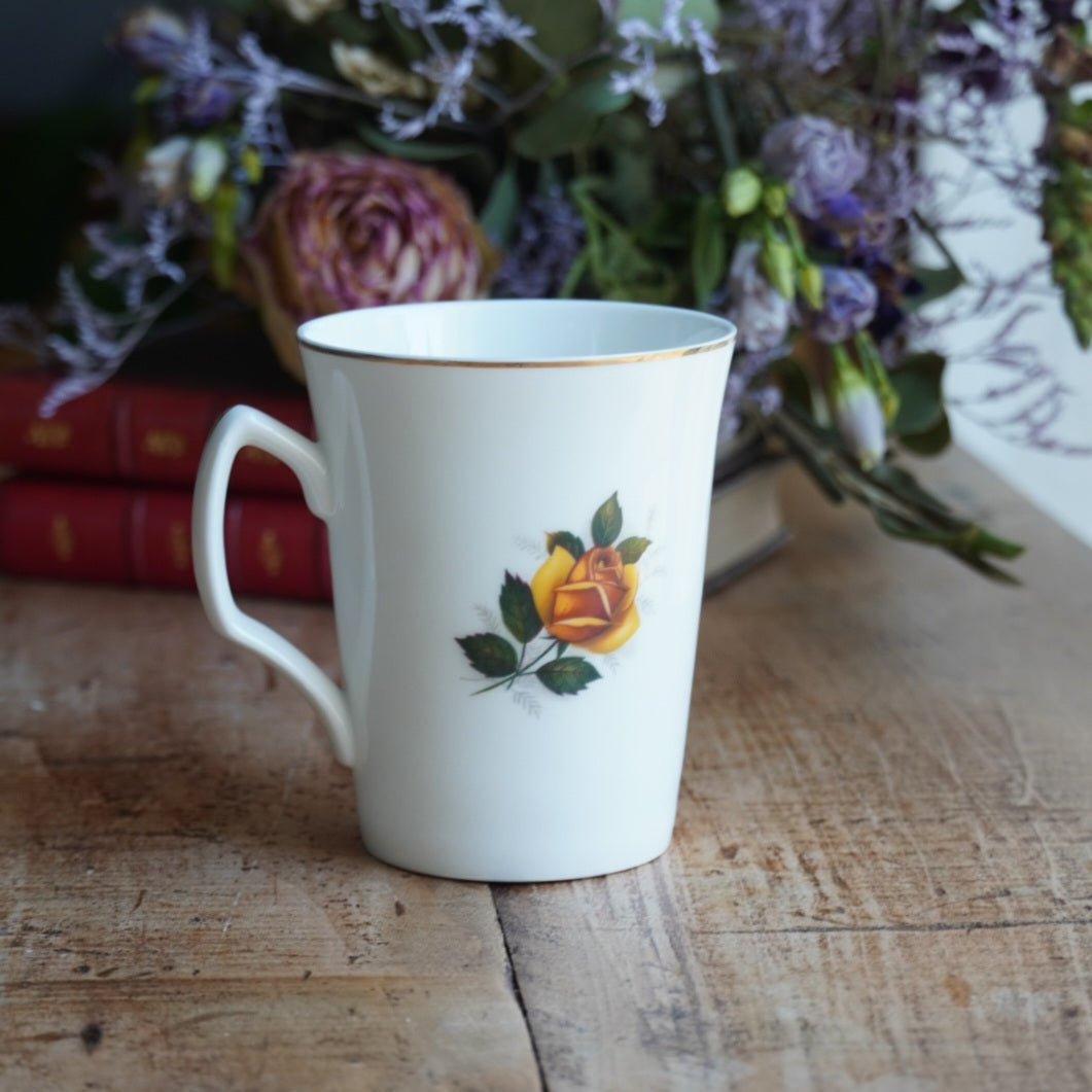 Mug "Marigold" en porcelaine anglaise fleurie et dorée Roy Kirkham