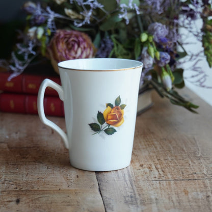 Mug "Marigold" en porcelaine anglaise fleurie et dorée Roy Kirkham