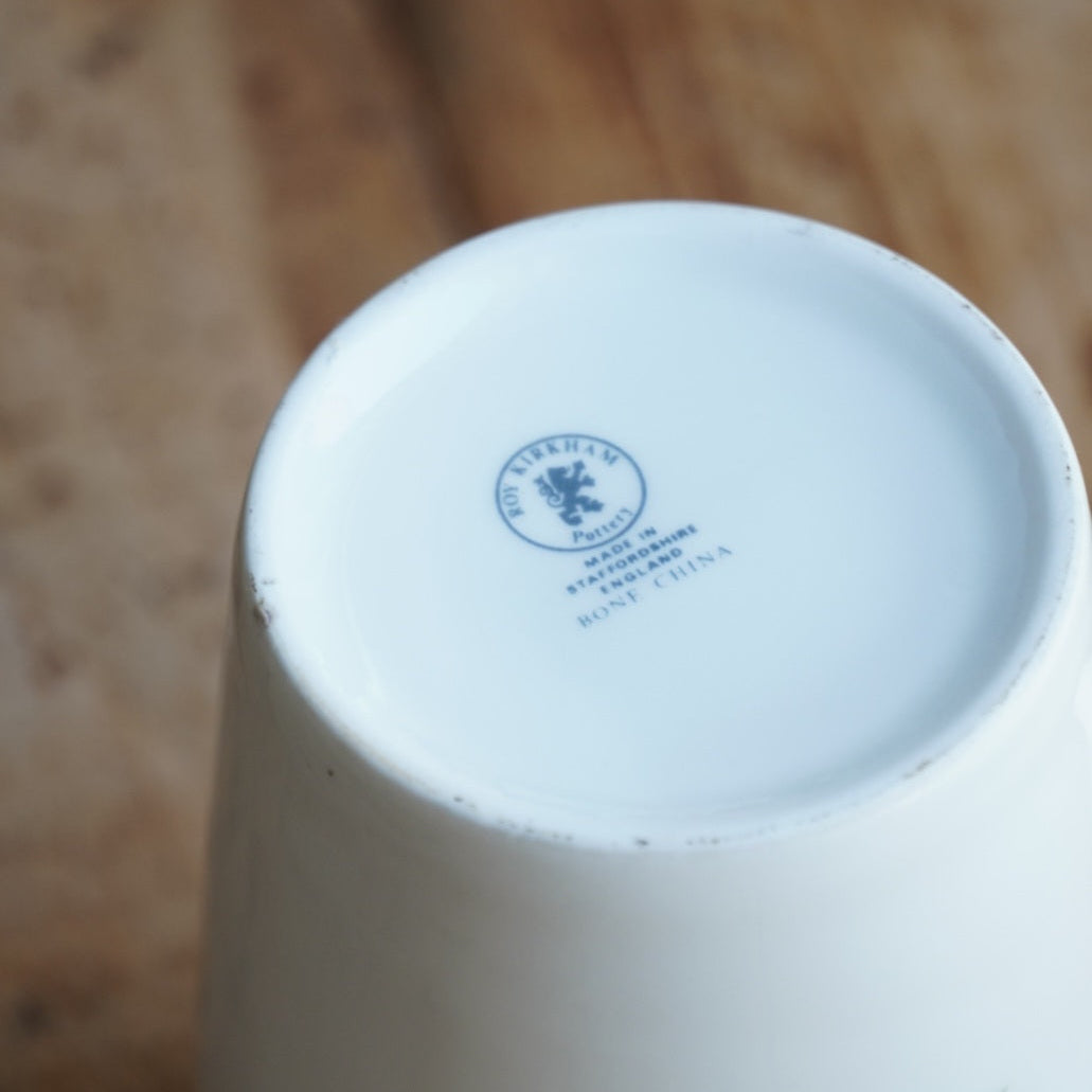 Mug "Marigold" en porcelaine anglaise fleurie et dorée Roy Kirkham