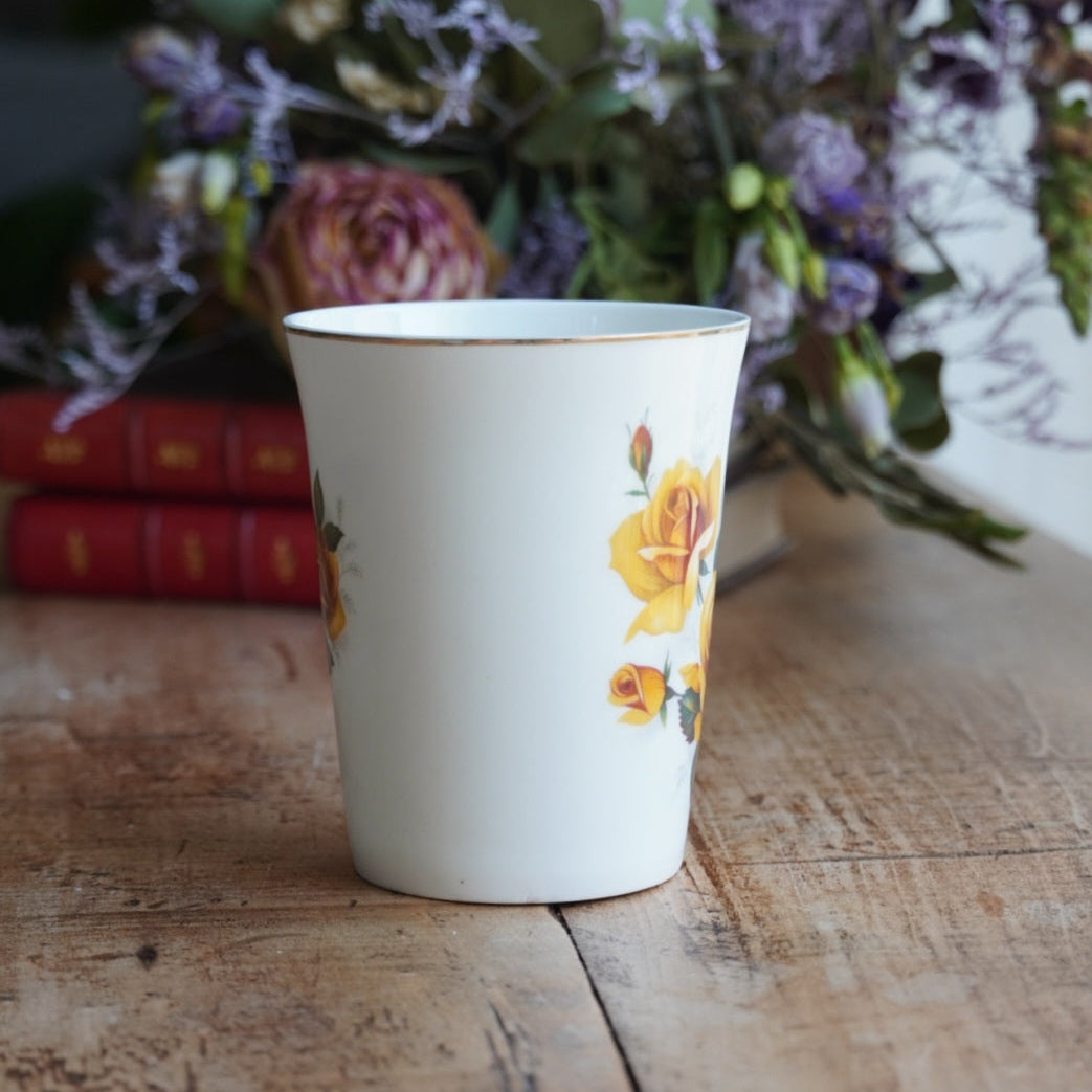 Mug "Marigold" en porcelaine anglaise fleurie et dorée Roy Kirkham