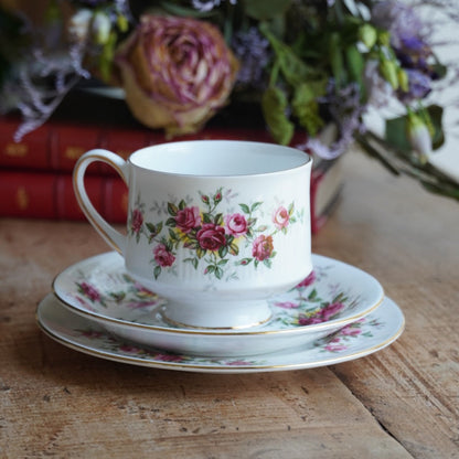 Tasse "Winslet" et son assiette à gâteau en porcelaine anglaise fleurie et dorée Royal Standard