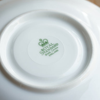 Tasse "Winslet" et son assiette à gâteau en porcelaine anglaise fleurie et dorée Royal Standard