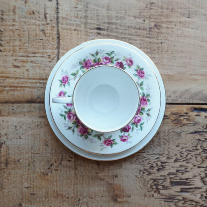 Tasse "Winslet" et son assiette à gâteau en porcelaine anglaise fleurie et dorée Royal Standard