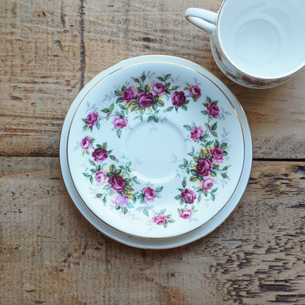 Tasse "Winslet" et son assiette à gâteau en porcelaine anglaise fleurie et dorée Royal Standard