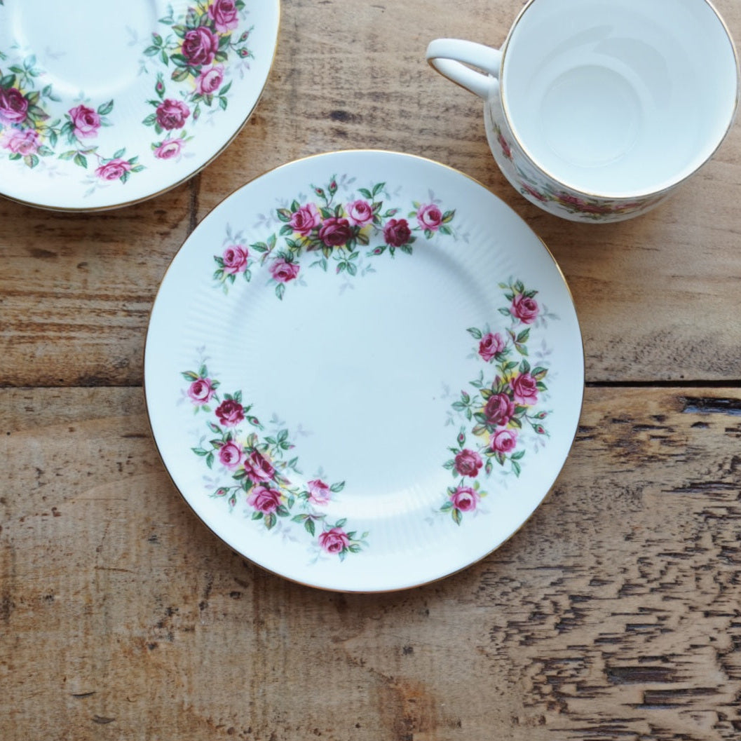 Tasse "Winslet" et son assiette à gâteau en porcelaine anglaise fleurie et dorée Royal Standard