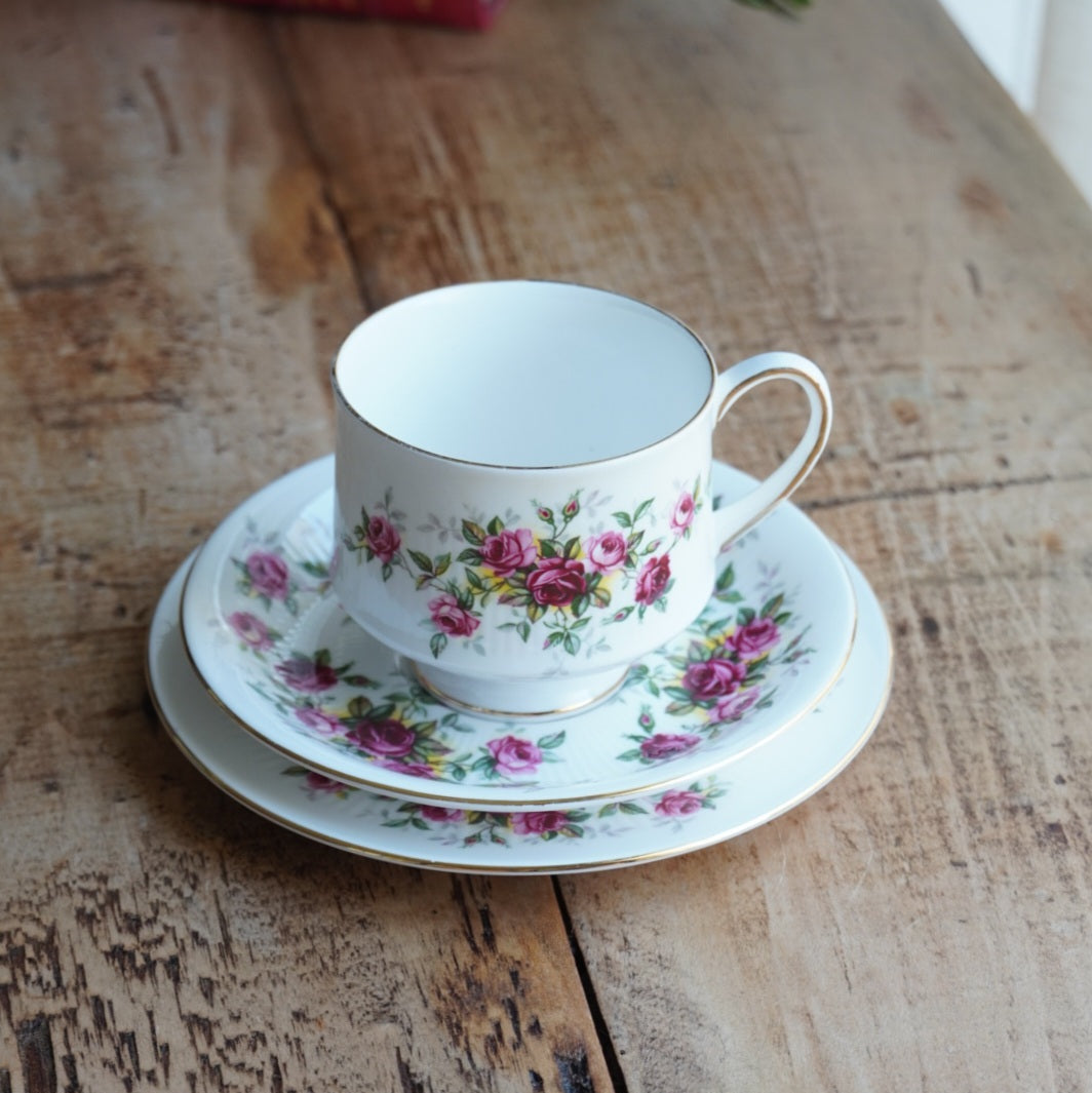 Tasse "Winslet" et son assiette à gâteau en porcelaine anglaise fleurie et dorée Royal Standard